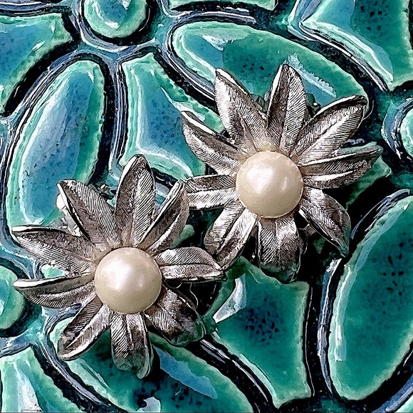 VINTAGE 50s Flower and Faux Pearl Clip Earrings by Judy Lee  Private Collection - Picture 2 of 8